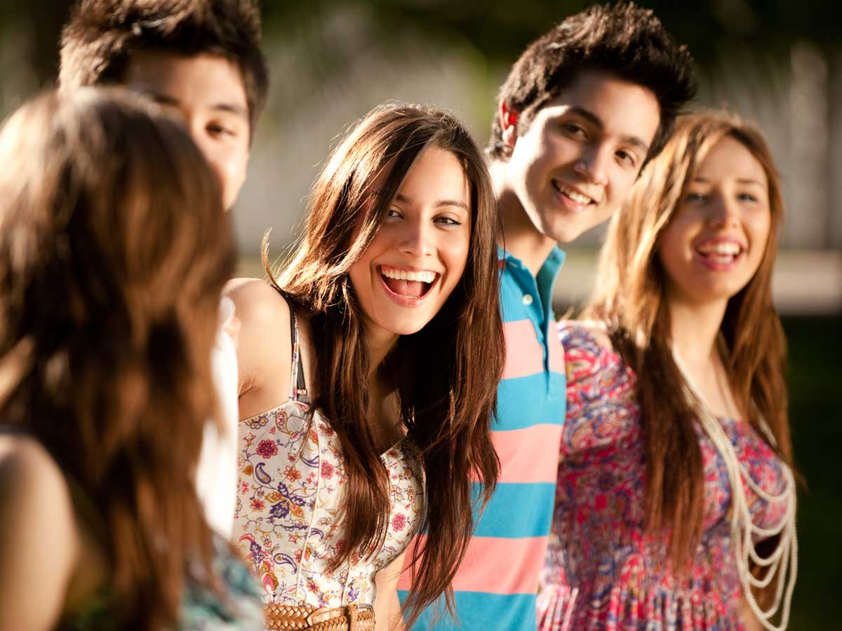 jugendliche lachen jugendliche